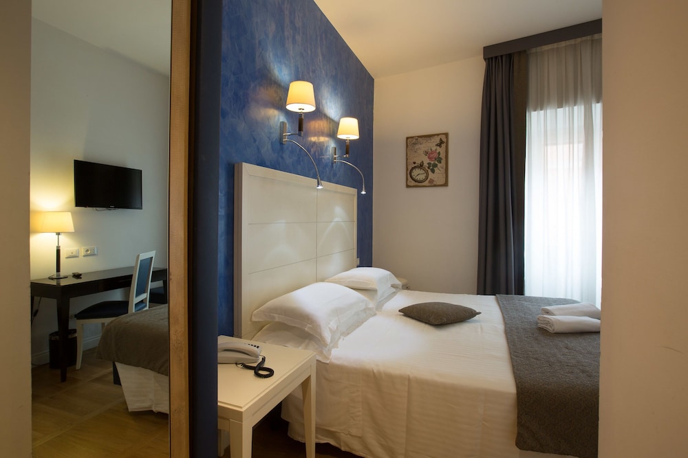 Superior Twin Room thumbnail 6