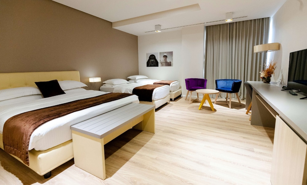 Family Room, Multiple Beds, Non Smoking, Bathtub photo 1