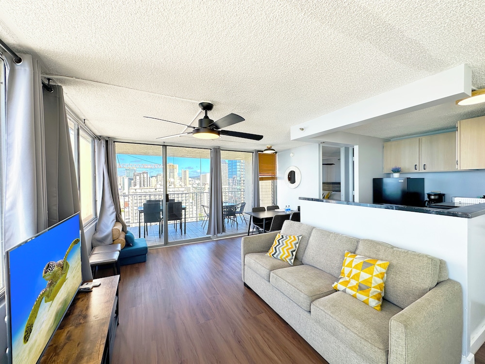 Pacific Monarch - 1 BR - Ocean & City Views: Apartment, 1 Queen Bed With Sofa Bed, Ocean View photo