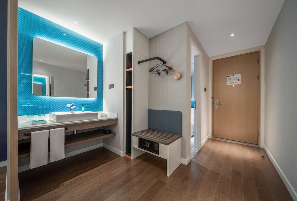 Standard Room, 1 King Bed - Photo 2