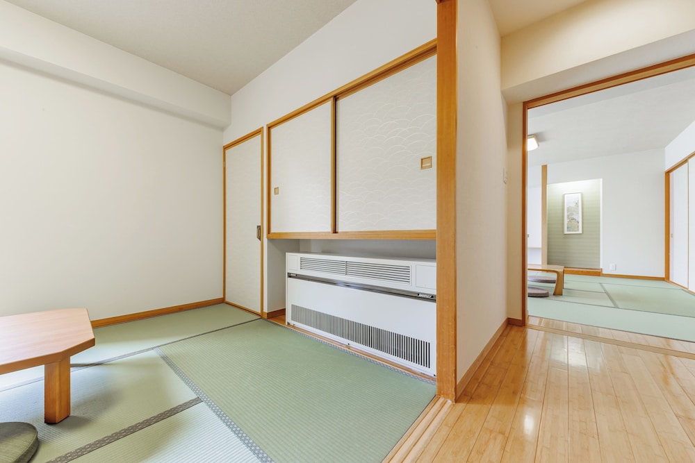 Japanese(12+6 Tatami)(With private bathroom)(Non-smoking)