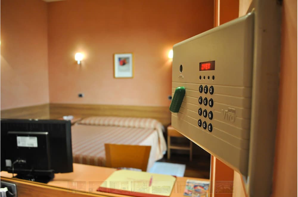 Double or Twin Room - Photo 6