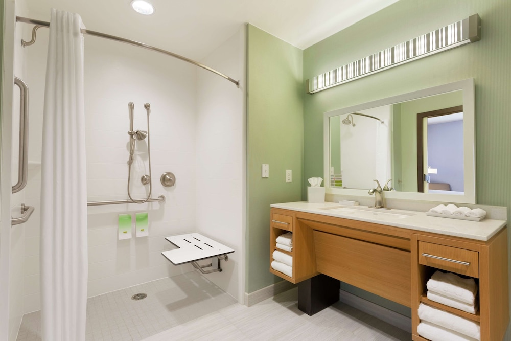 Suite, 1 King Bed, Accessible, Non Smoking (Roll-in Shower)