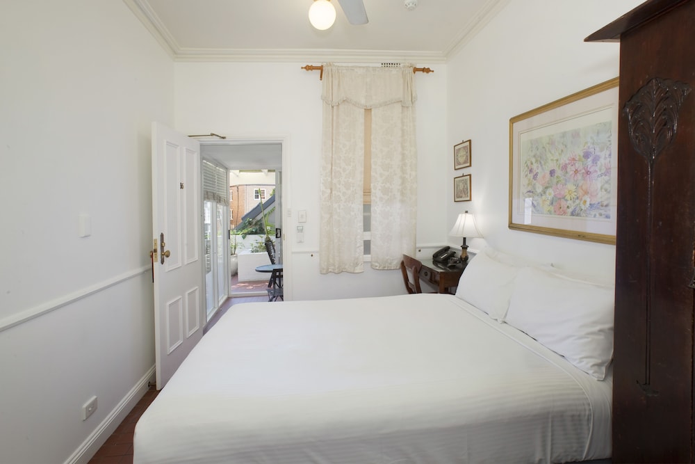 Queen Standard Pet Friendly Courtyard Room
