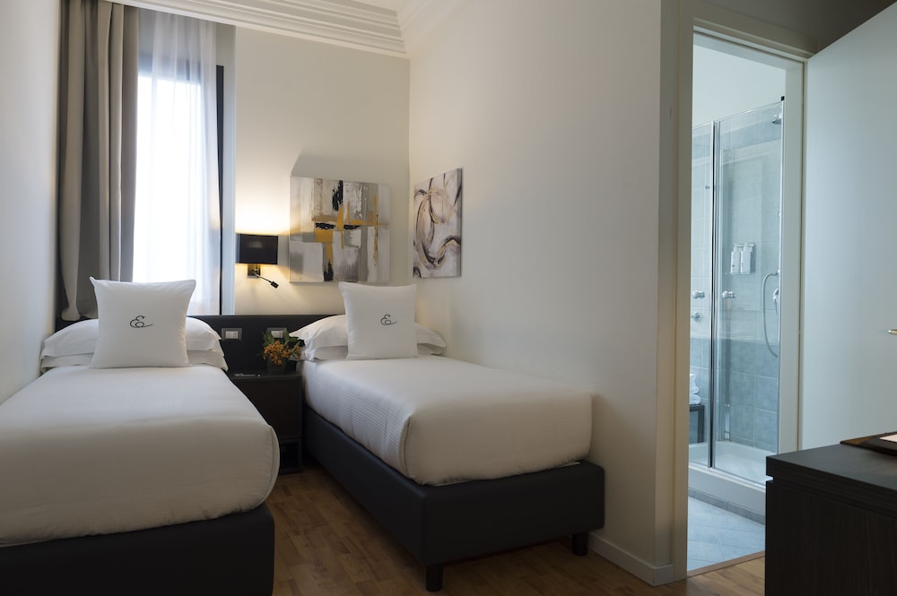 Double Room (Small Initiale)