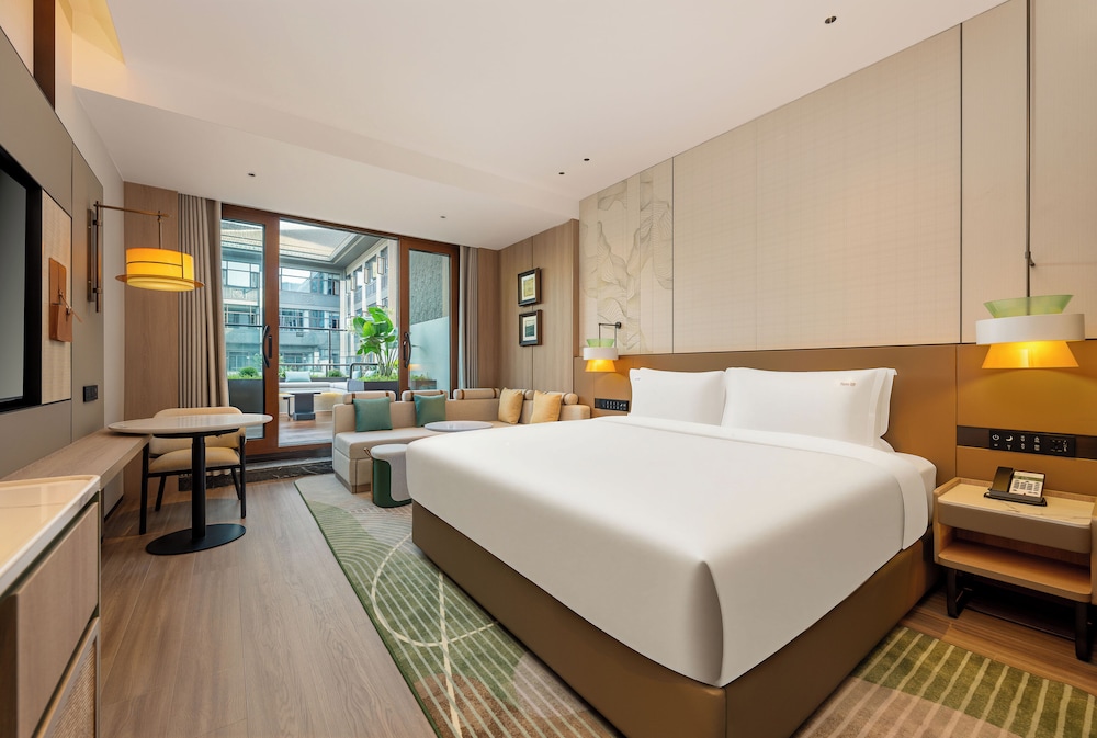 1 King Bed Standard Mountain View Balcony