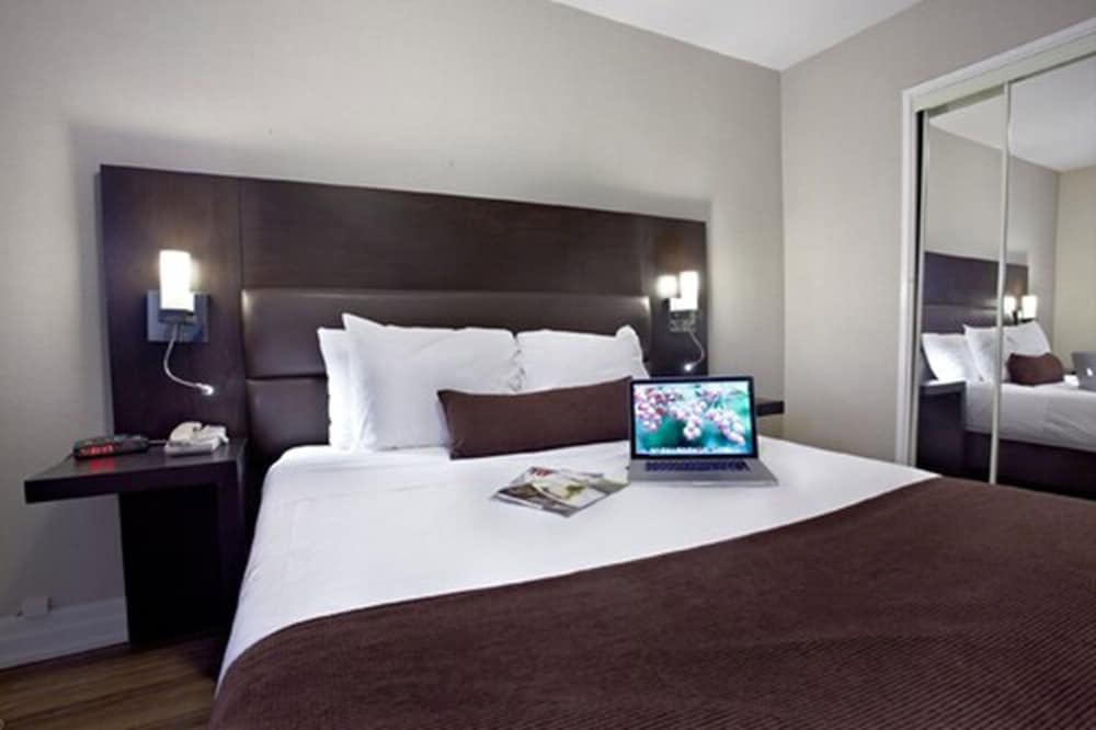 Deluxe One Bedroom Suite - Photo 3