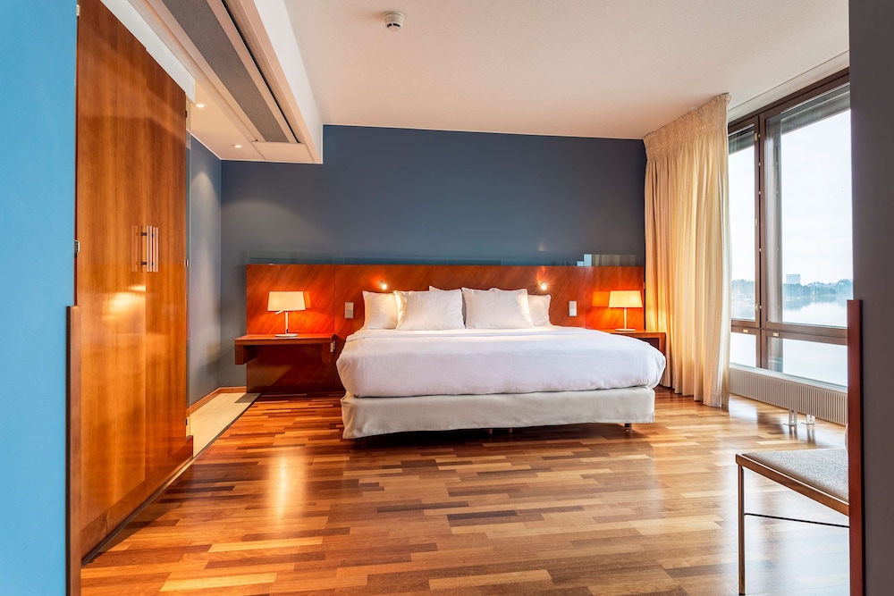 Suite, 1 King Bed, Balcony, Sea View - Photo 1