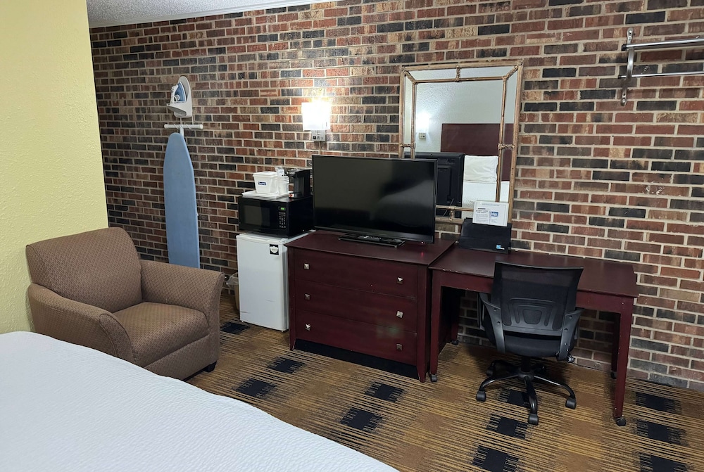 Efficiency, Standard Room, 1 King Bed, Smoking photo 2