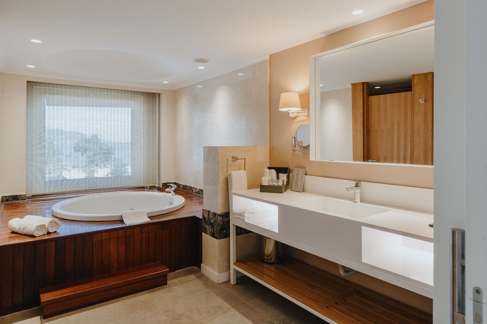 Deluxe Suite, Jetted Tub, Sea View