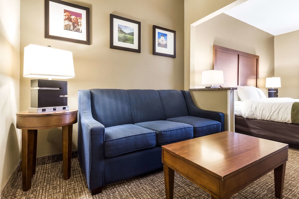Suite, 1 Queen Bed with Sofa bed, Non Smoking - Photo 2