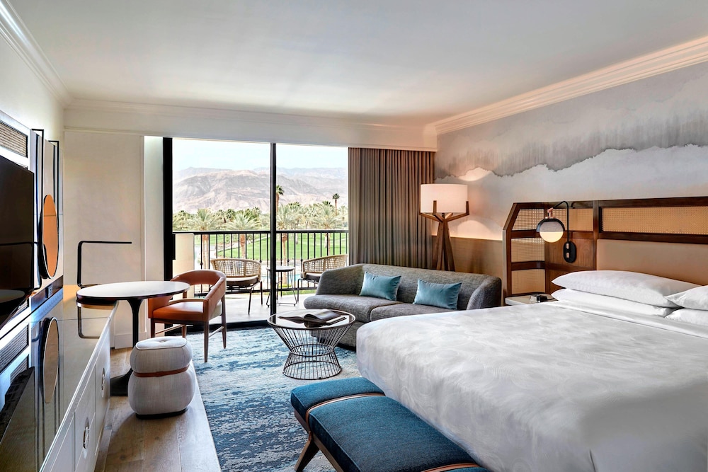 Signature Room, 1 King Bed with Sofa bed (View) - Photo 1