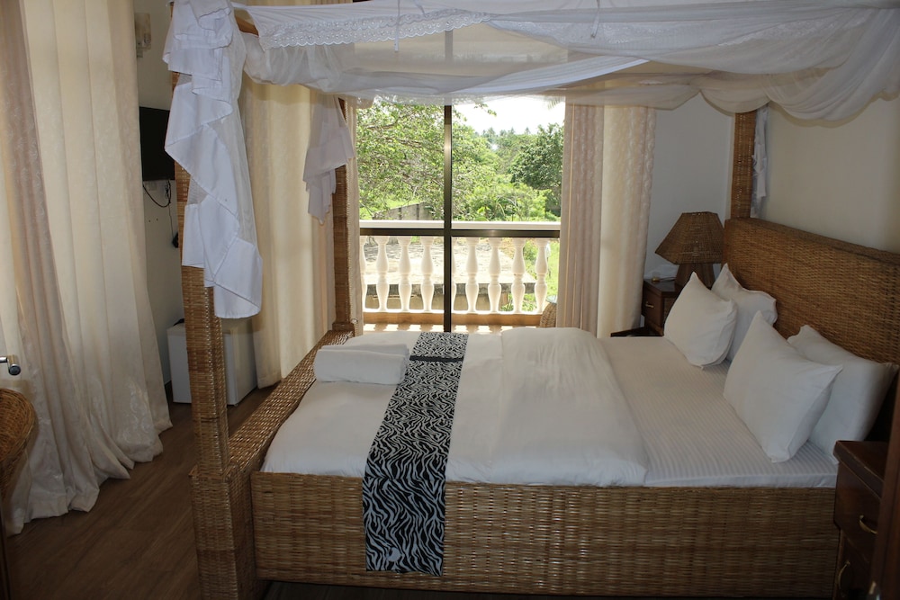 Family Suite, Multiple Beds, Balcony, Partial Ocean View photo 2