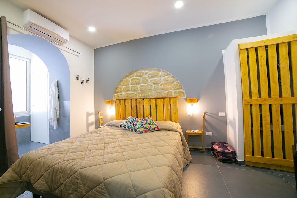 Classic Room, Annex Building (P.za Dante,Vico Carceri San Felice 13) - Photo 1