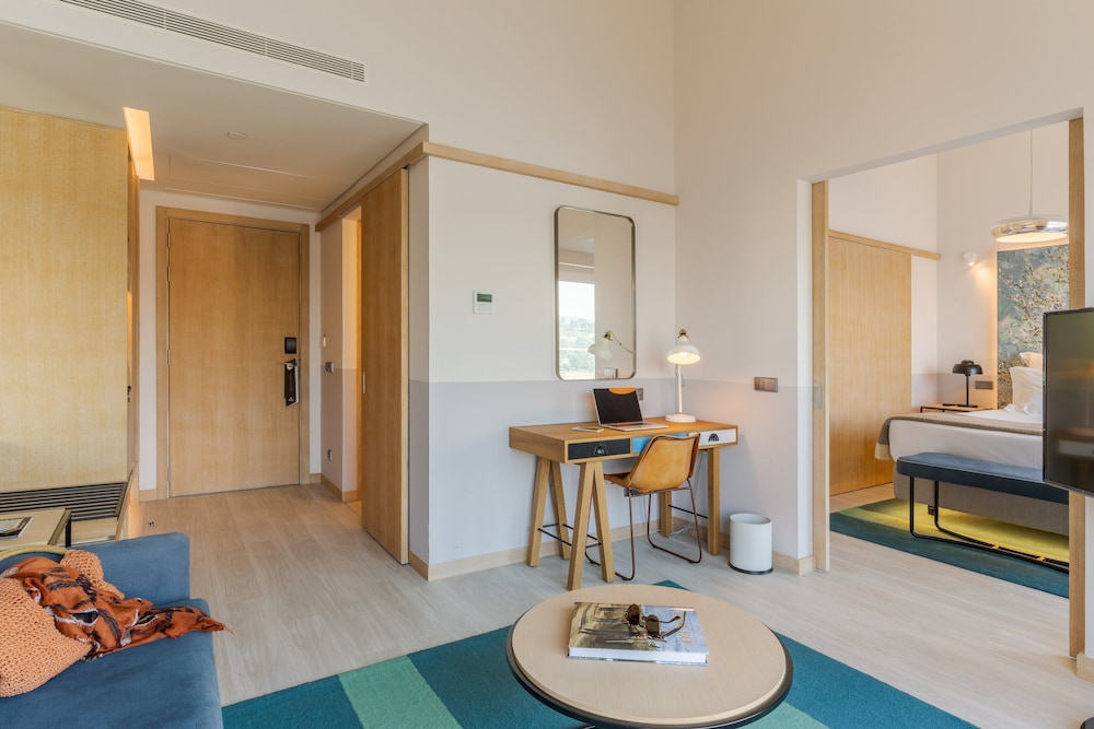 Suite, River View - Photo 2