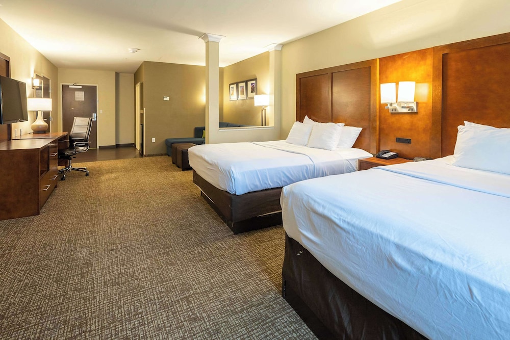 Suite, 2 Queen Beds, Non Smoking (Living Room) photo 2