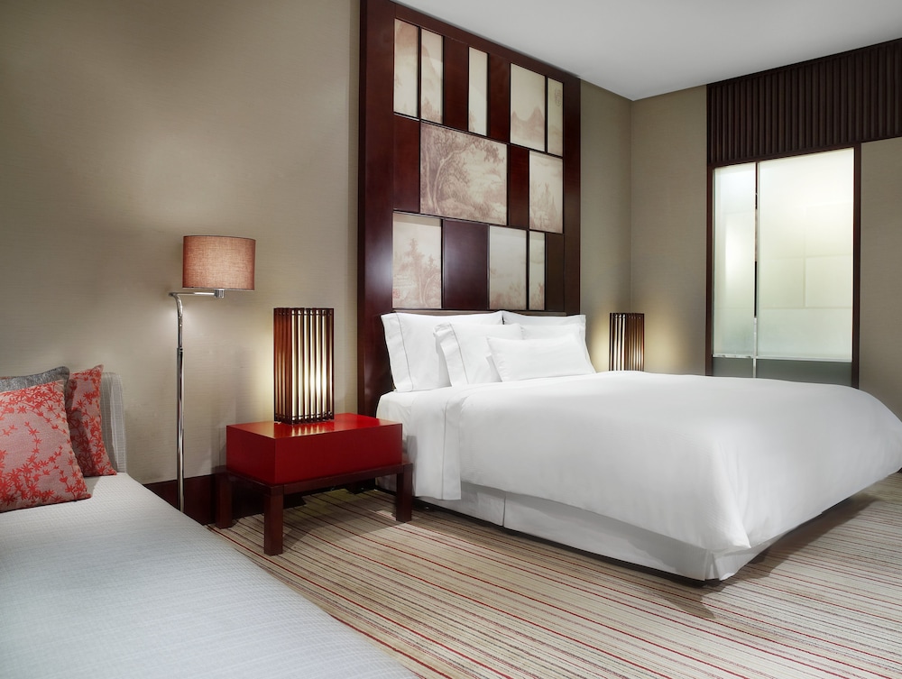 Club Suite, 1 King Bed, City View photo 2