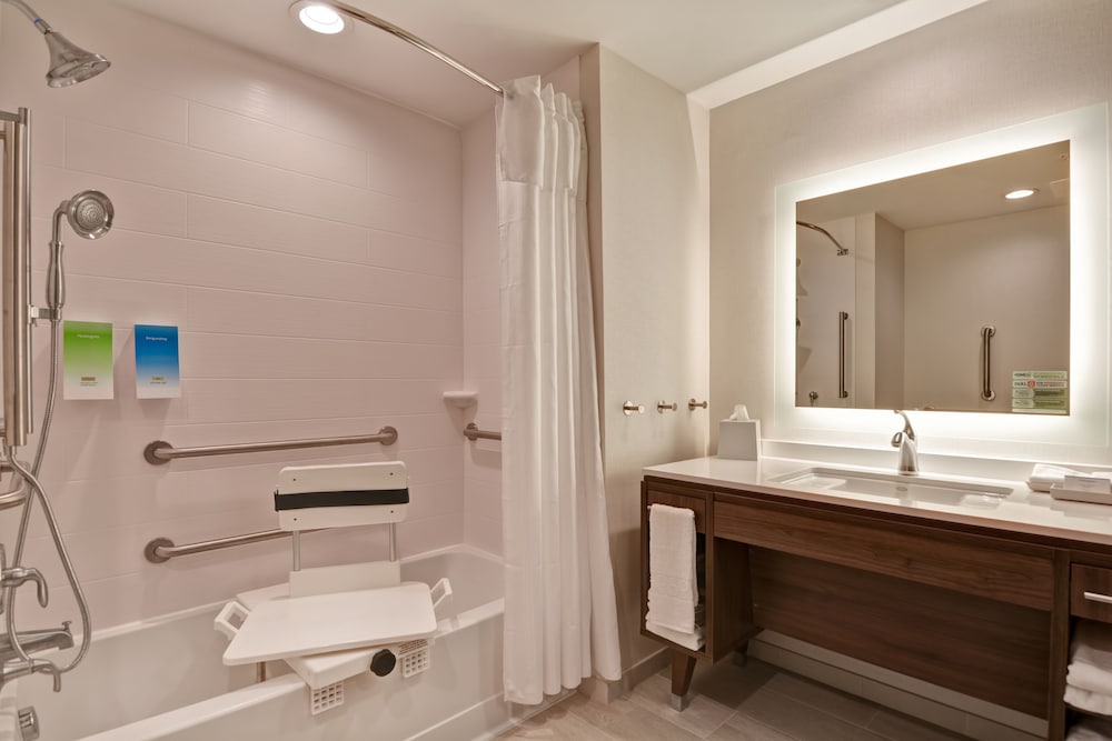 Studio, 2 Queen Beds, Accessible, Bathtub (Mobility & Hearing) photo 3