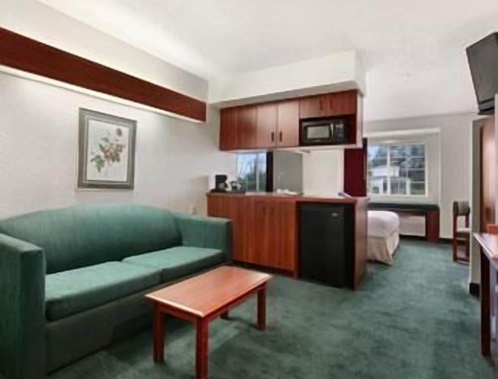 Suite, 1 Queen Bed, Accessible, Non Smoking (Roll-In Shower) - Photo 4