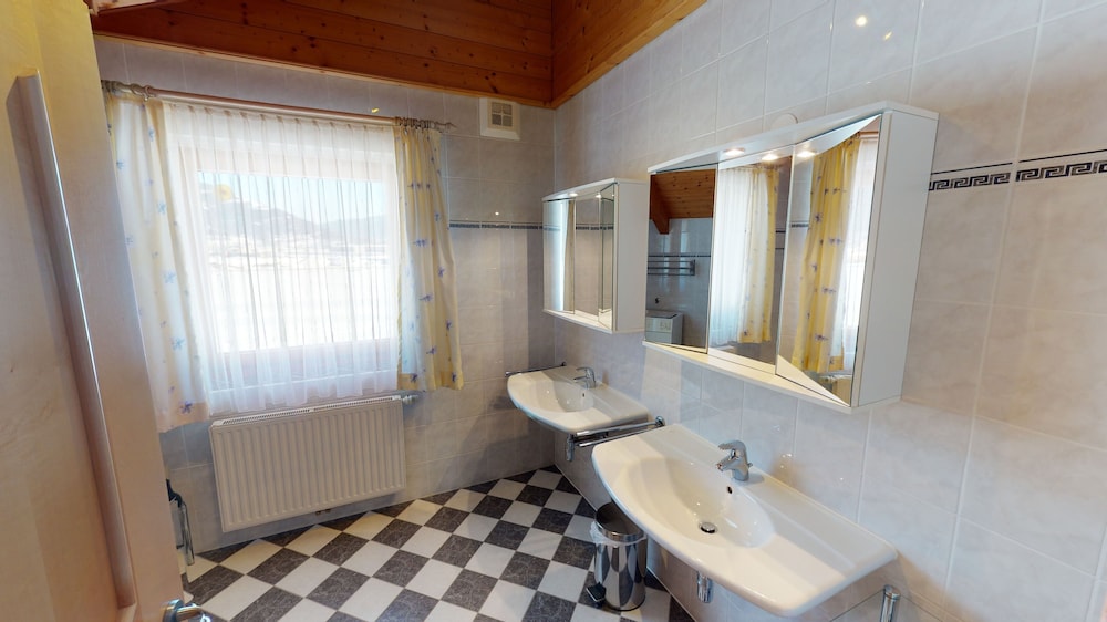 Family Chalet, 3 Bedrooms, Non Smoking, Mountainside photo 3