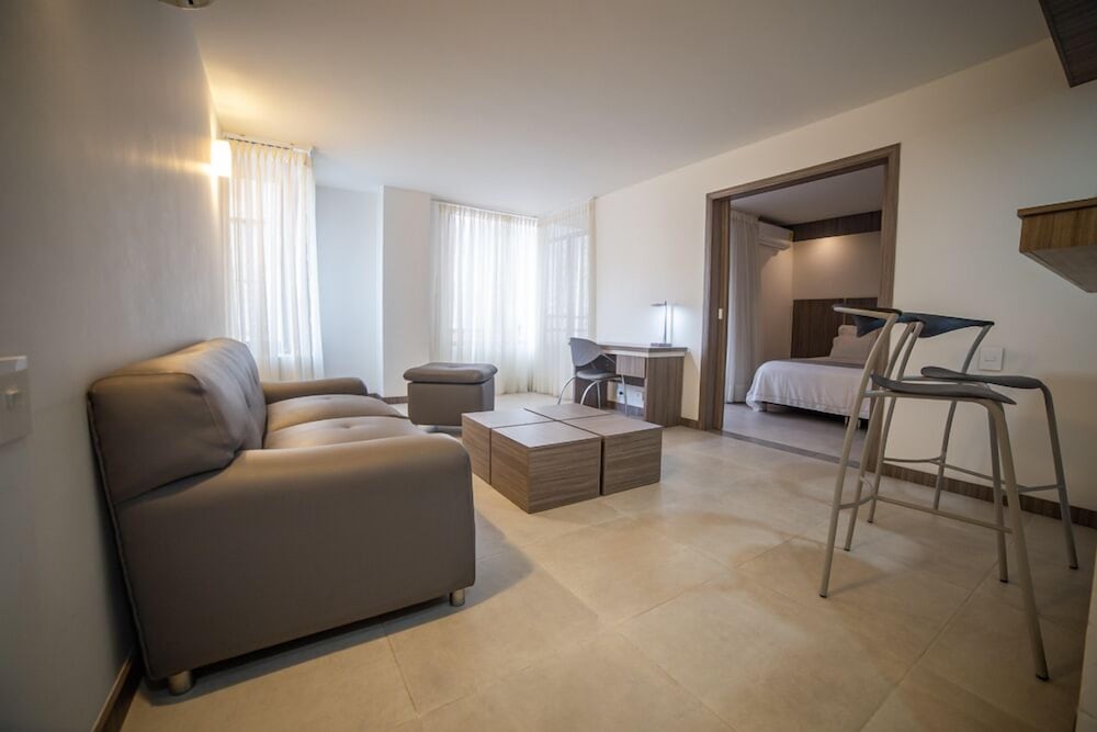 Deluxe Suite - Photo 7