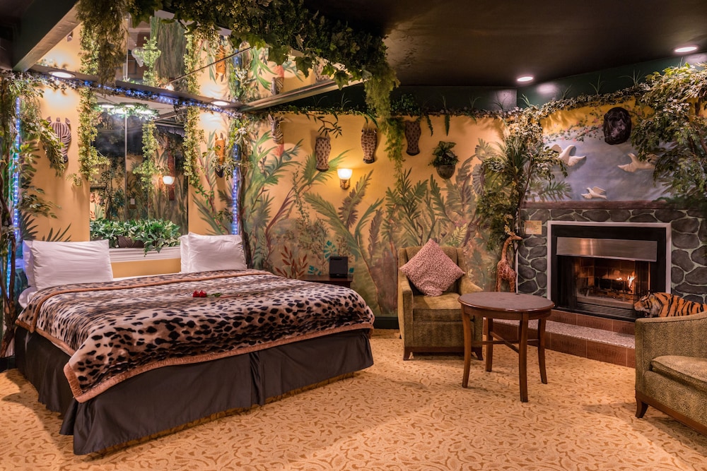Jungle Theme Suite with Jetted Tub & Fireplace (Featured on Travel Channel in 2016) - Photo 3