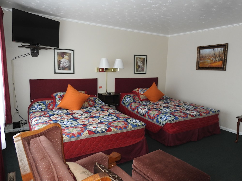 Suite, 2 Bedrooms, 1 Bathroom, Refrigerator & Microwave, Ground Level