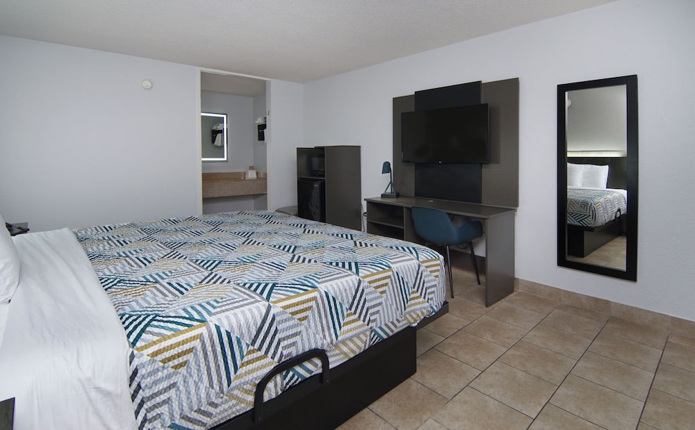 Standard Room, 1 King Bed, Non Smoking, Refrigerator & Microwave - Photo 1