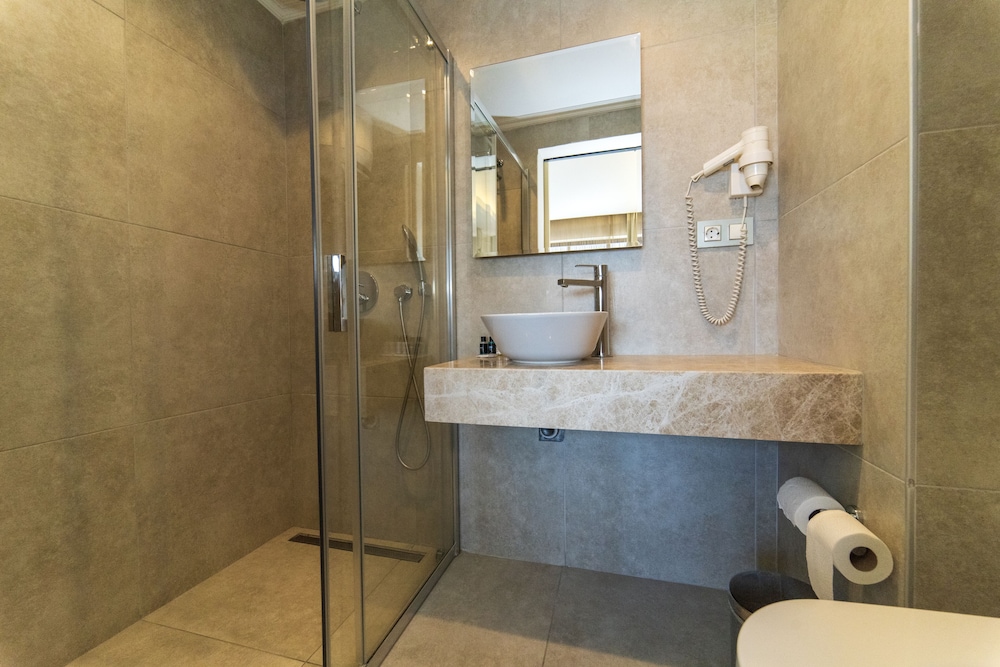 Standard with Balcony - Photo 4