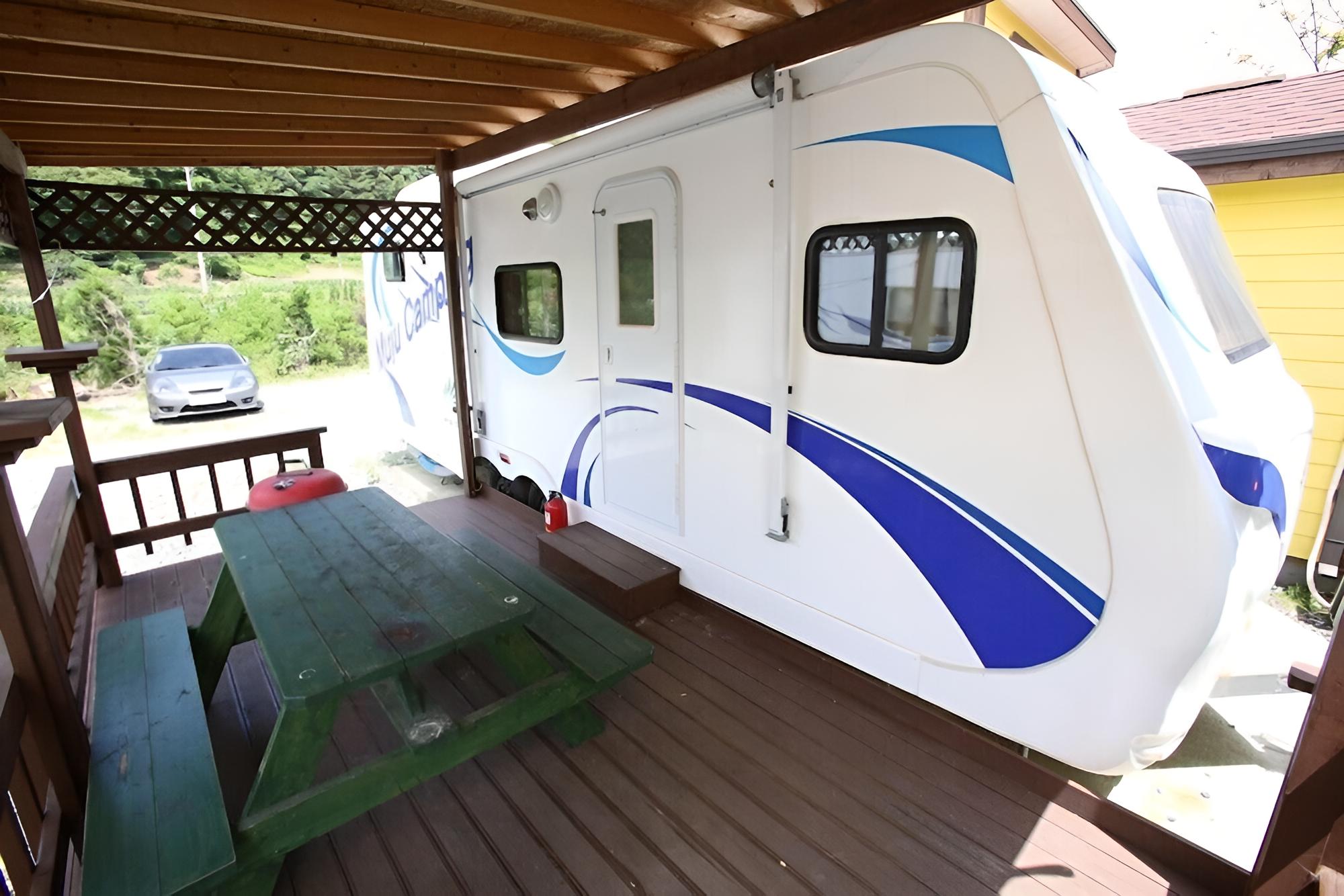 Room (Caravan 1)