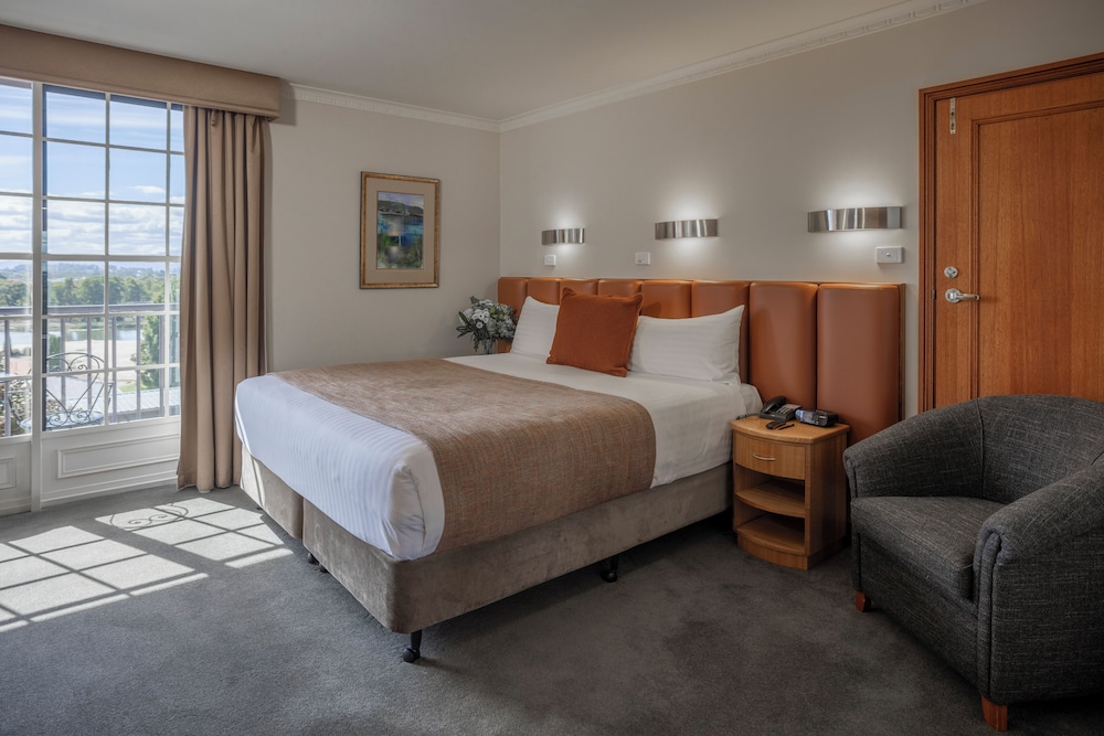 Executive Room, 1 King Bed, Courtyard View - Photo 1