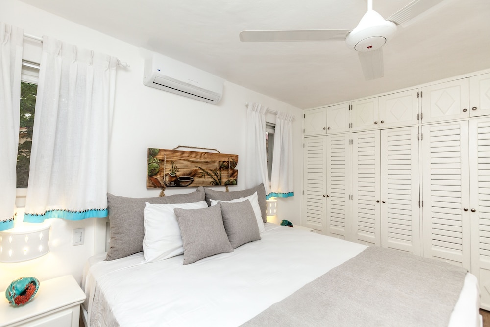 Los Corales Villas Beachfront Junior Suite