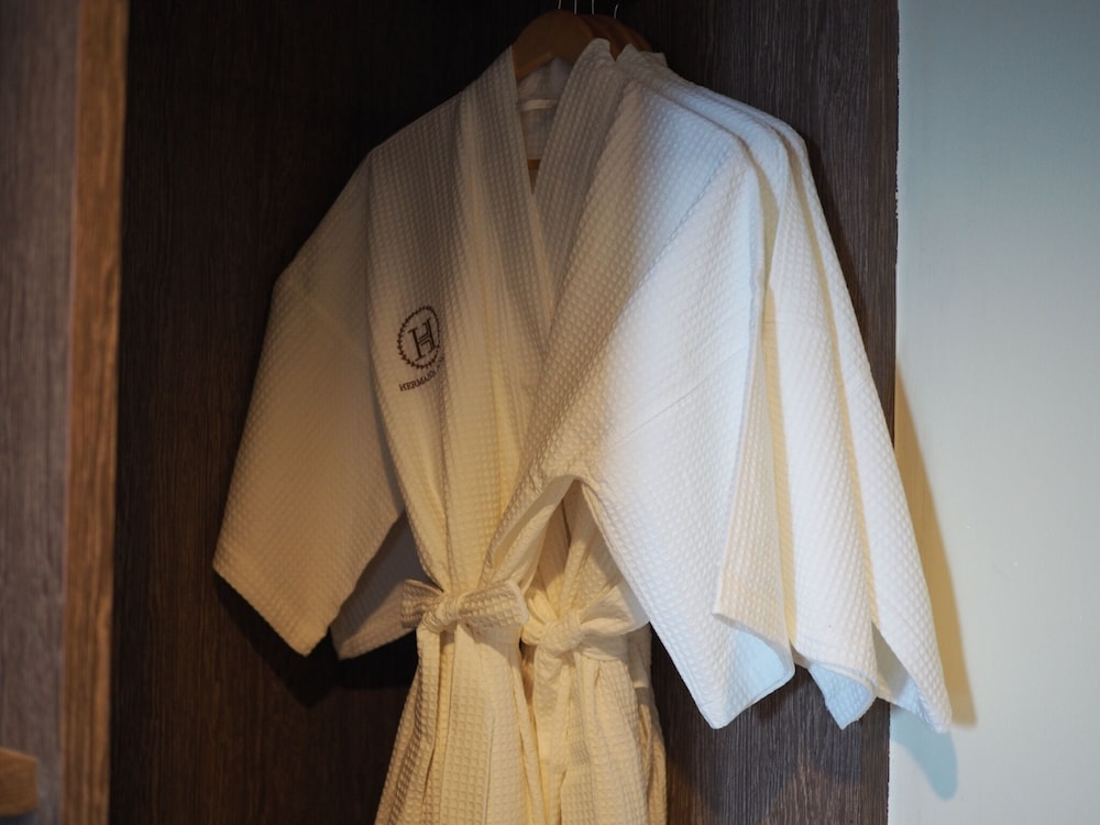 Ocean Twin Room - Photo 7
