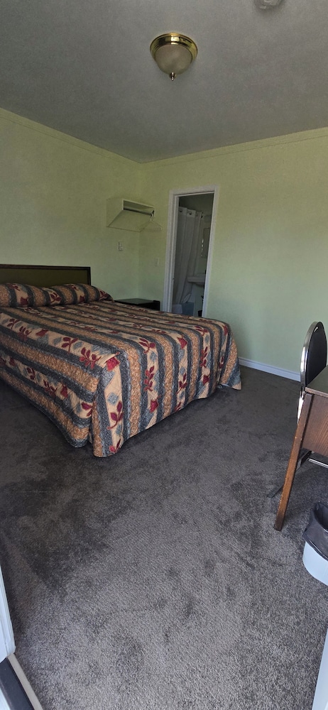 Standard Room, 1 Queen Bed photo 3