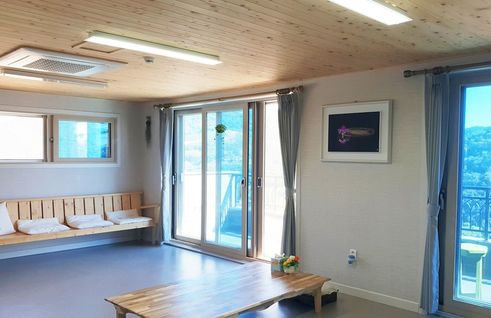 Room (B) photo 1
