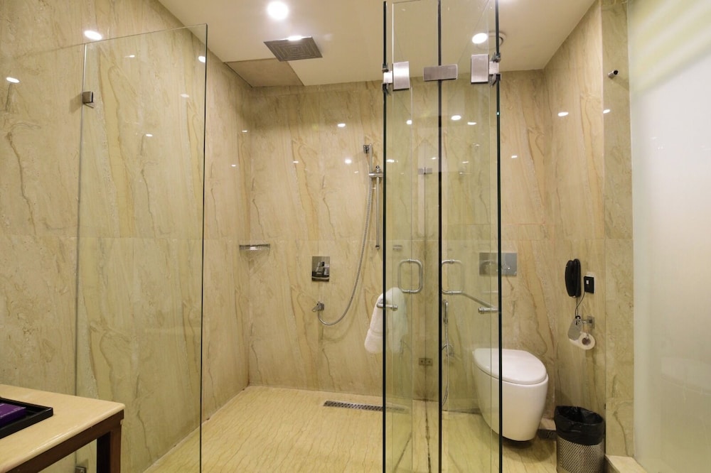Deluxe Room, 1 King Bed, Balcony photo 2