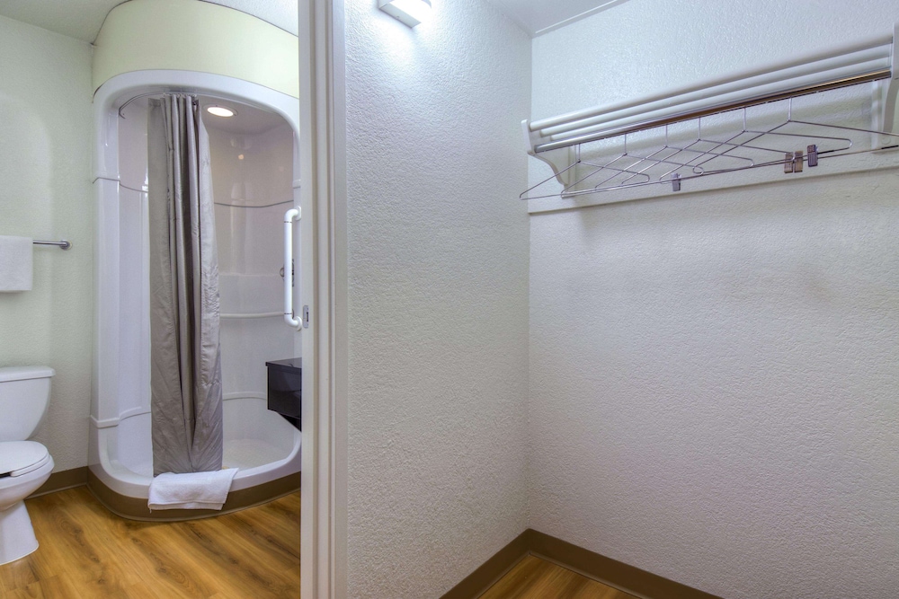 Standard Room, 1 Queen Bed, Non Smoking photo 2