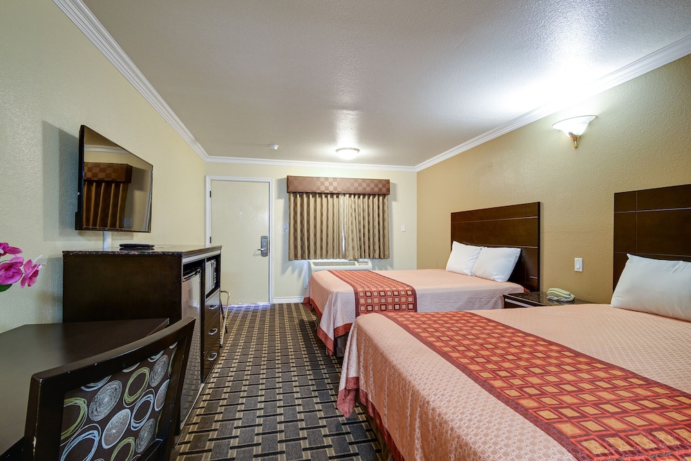 Family Suite, 2 Queen Beds, Non Smoking