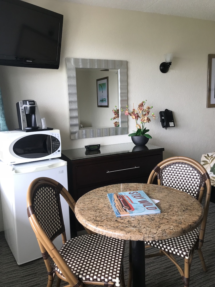 Poolside Motel Room, 2 dbl bed, Type C photo 2