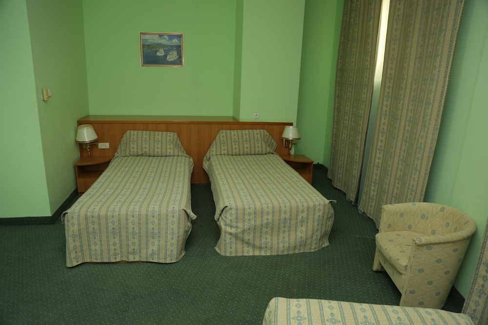 Comfort Triple Room, City View