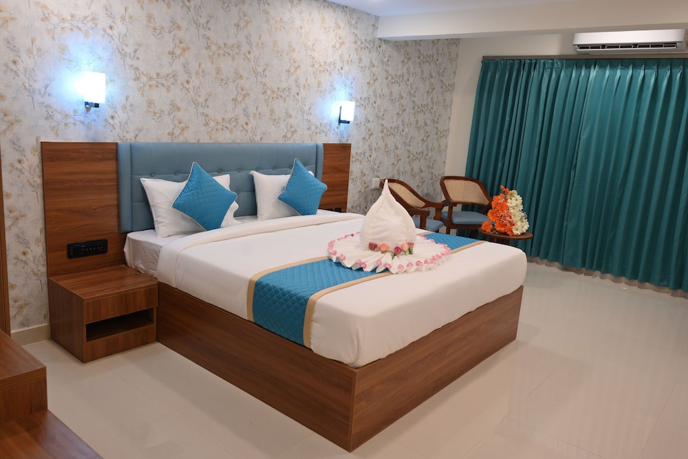 Superior Room, 1 King Bed, City View