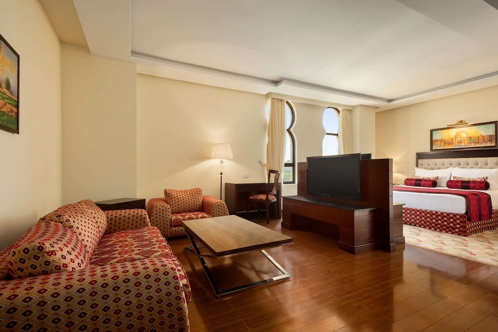 Panoramic Suite, 1 King Bed, Smoking photo 2