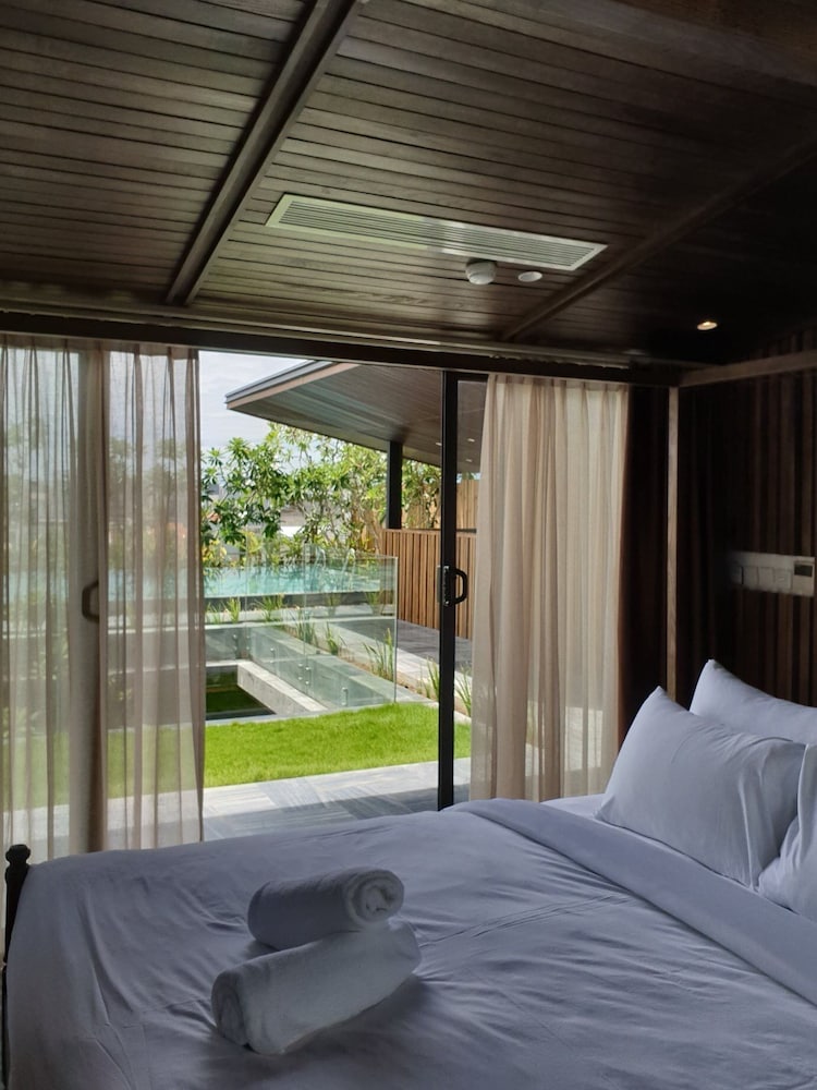 Exclusive Studio Suite, Pool Access, Pool View photo 3