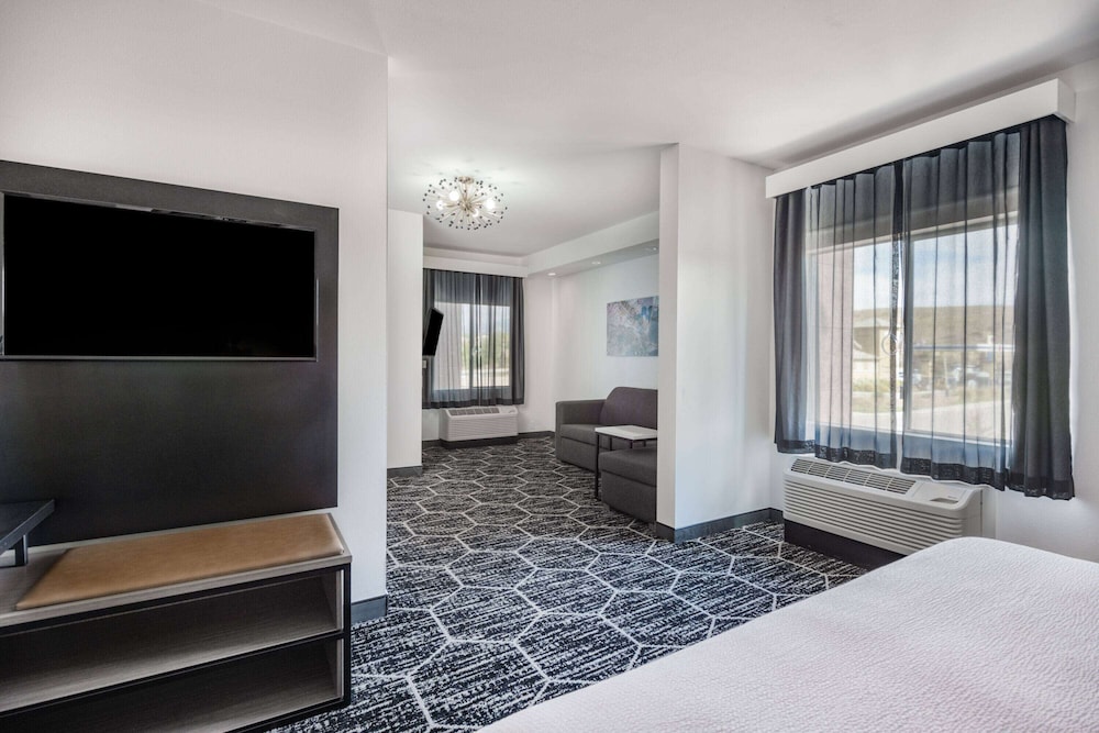 Suite, Multiple Beds, Non Smoking - Photo 2