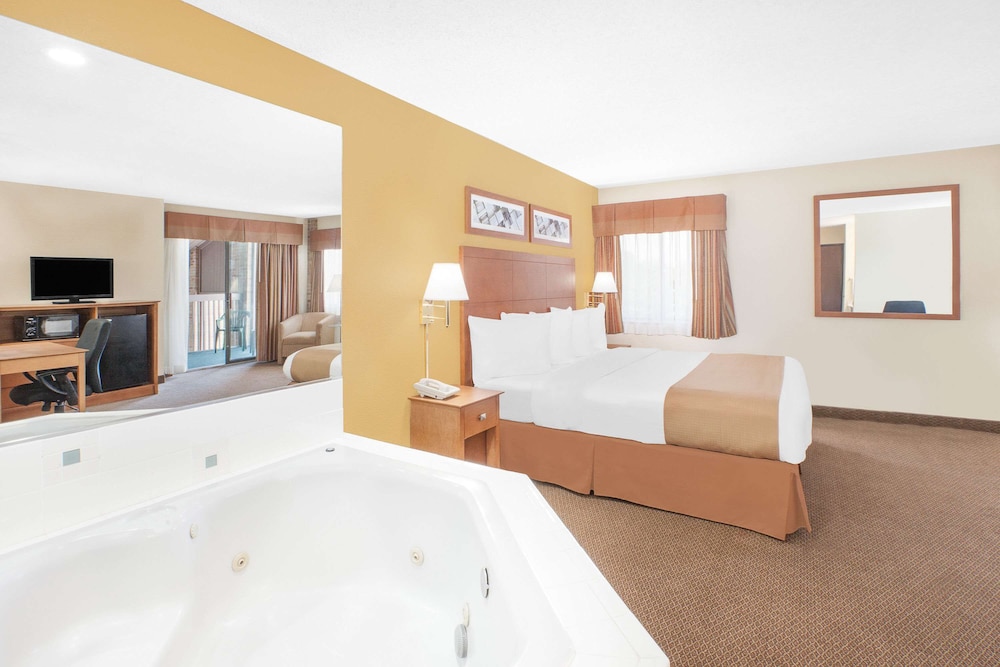 Suite, 1 King Bed photo 3