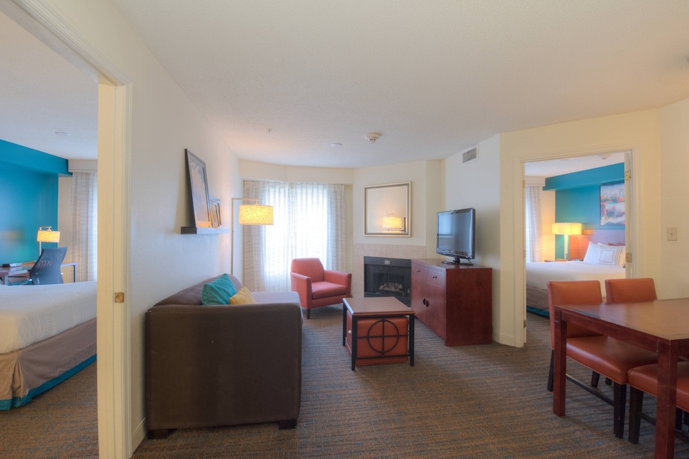 Suite, 2 Bedrooms - Photo 1