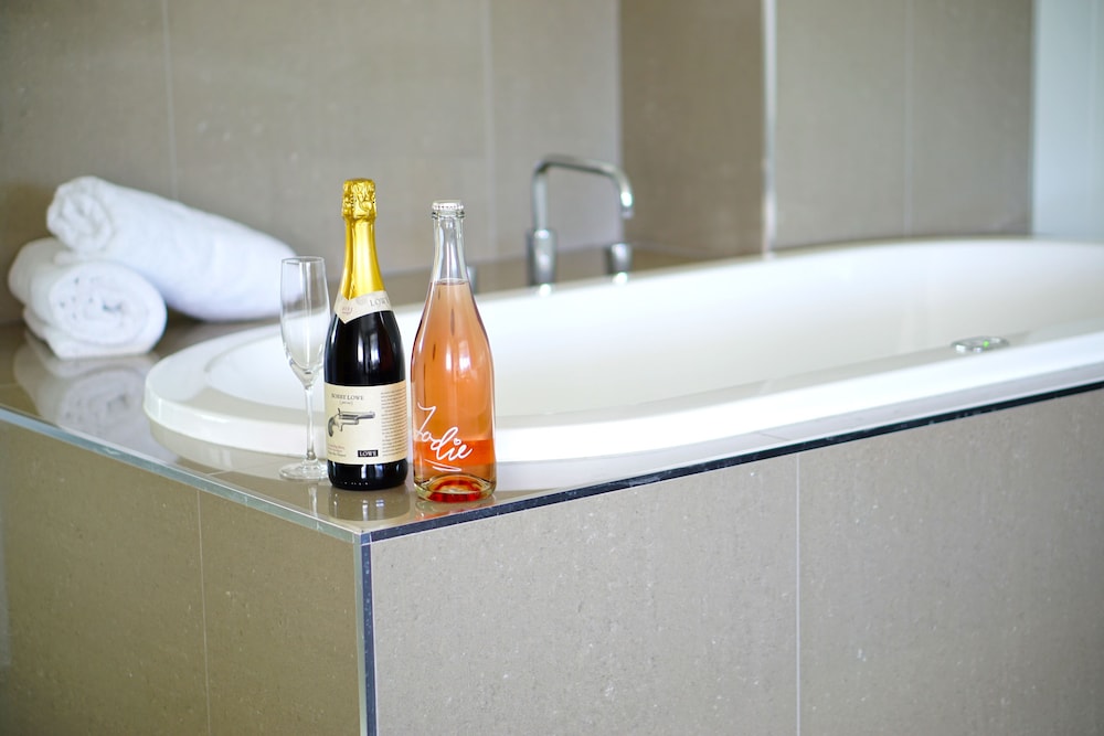 Luxury Suite, 1 King Bed, Jetted Tub photo 2