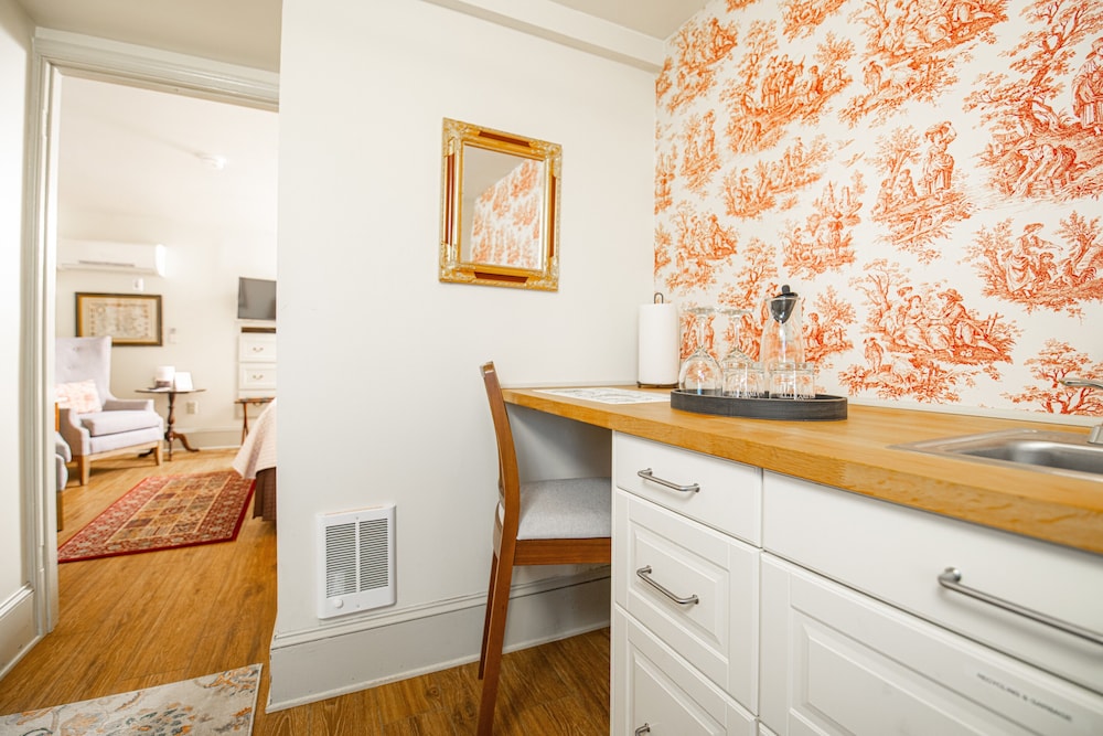 Premier Suite #2, 1 King Bed, Private Entrance, Ground Floor photo 3