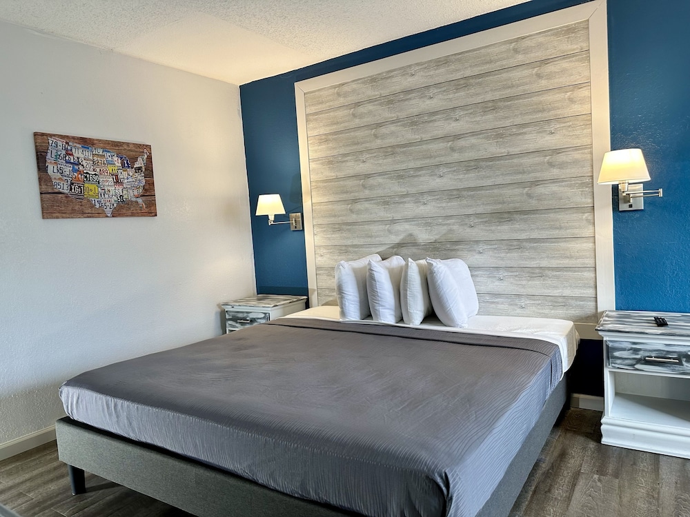 Basic Single Room, 1 King Bed, Non Smoking photo 3
