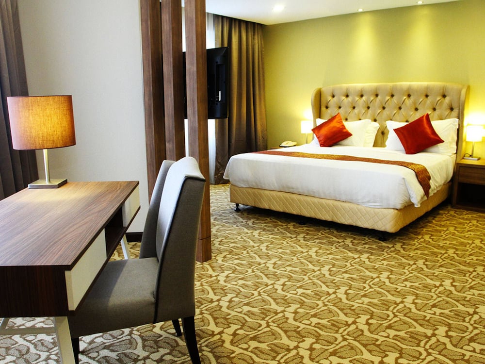 Executive Suite - Photo 1